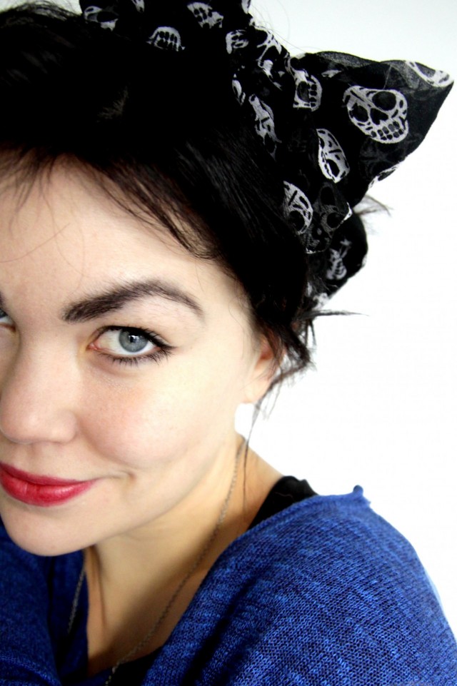 Tein rusetista huivin. Ja otin puolinaamaselfien. Että siinä.