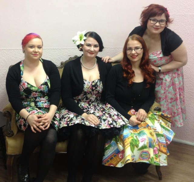 Työharjoittelijamme Eini, minä, meikkaaja/kampaajamme Joy Licious ja kuvaajamme Ani