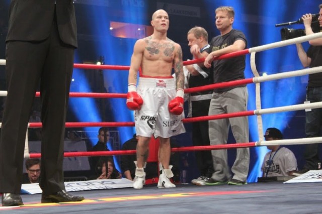 Kehässä juuri ennen ottelun alkamista. Kuva on ammattinyrkkeily.net sivustolta.