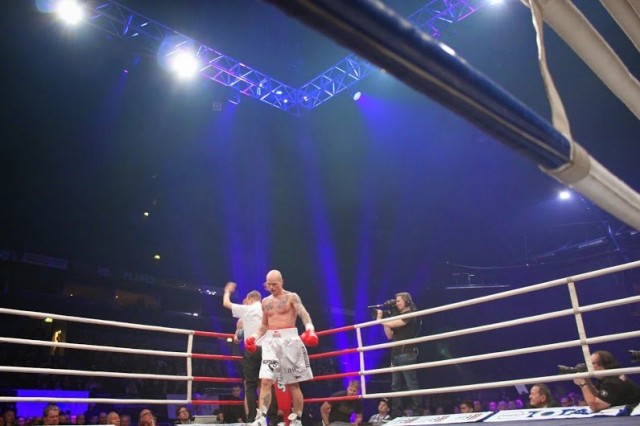 Tuomari hyppäsi väliin ja keskeytti ottelun.