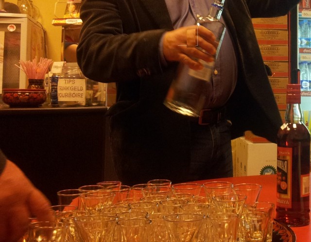 Pienet snapsut, snadit skumpat, vedetään firman piikkiin. Hiukan liikaa on sopivasti, mutta edistääkö se menestymistä?