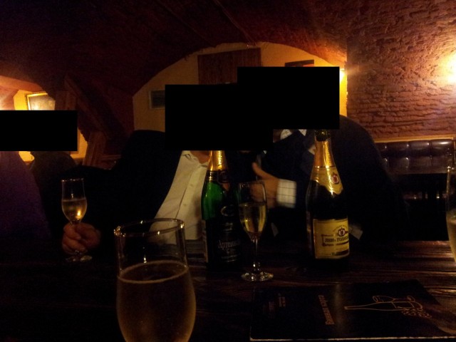 Jatkoilla on aina parhaat bileet. Osa ihmisistä osaa ottaa, osa liukenee kotiin ajoissa. Pysyyhän homma lapasessa.