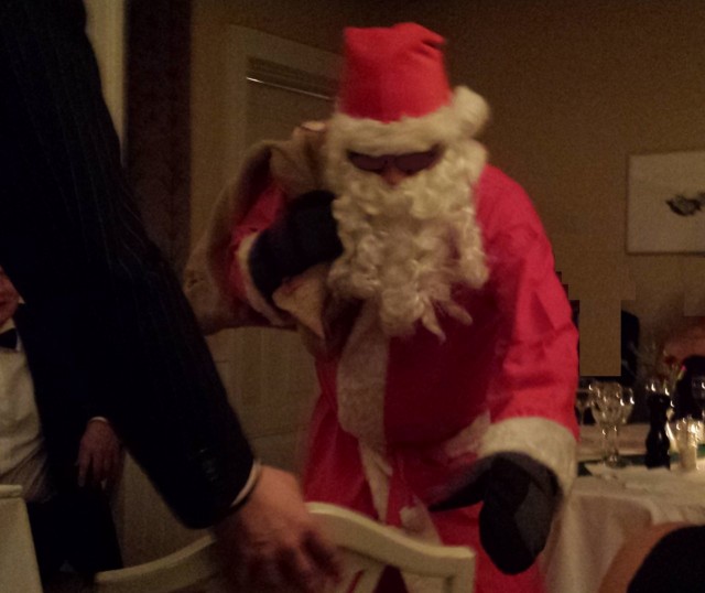 Hetken kestää elämä, sekin synkkä ja ikävä. Hei tonttuukot hyppikää, nyt on riemu raikkahin aika. Lol mikä biisi. Elämä on oikeasti hauskaa 24/7 eikä elämän tartte olla synkkää.