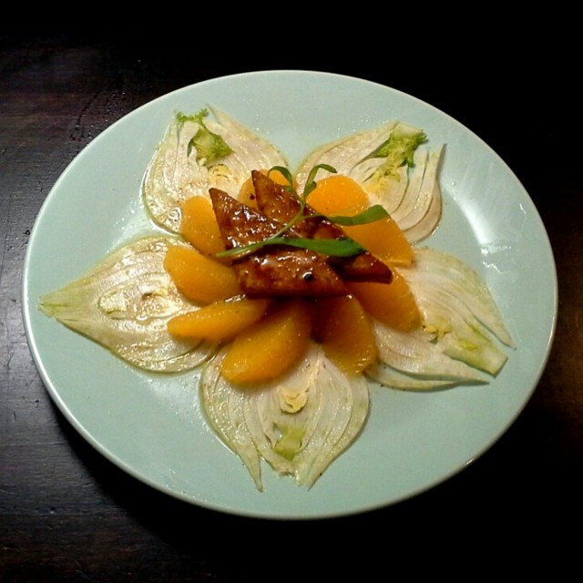 Jaloviinamarinoitu Jalotofu appelsiinin ja fenkolin kera