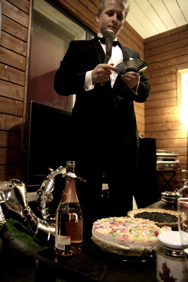 Mies paistinlasta kädessä  - kuten kuuluukin