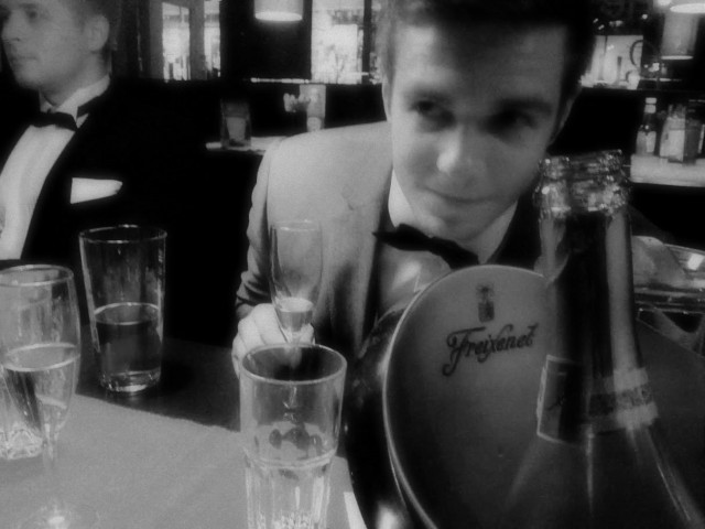 Kunnon glamour-juhlissa sampanja virtaa!