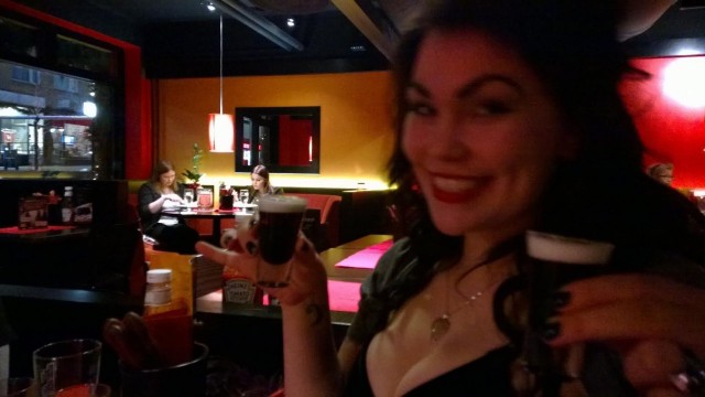 Sitten taas kuva minusta ja kaksosista. Viittaan tietysti noihin jälkkärishotteihin!