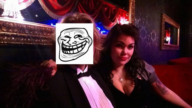 Huomatkaa strutsinsulkalaukkuni!