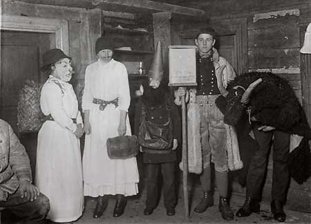 Skandinaavista perinnettä. Oikealla perinteinen pukki. Kuva http://en.wikipedia.org/wiki/File:Stj%C3%A4rngossar.jpg