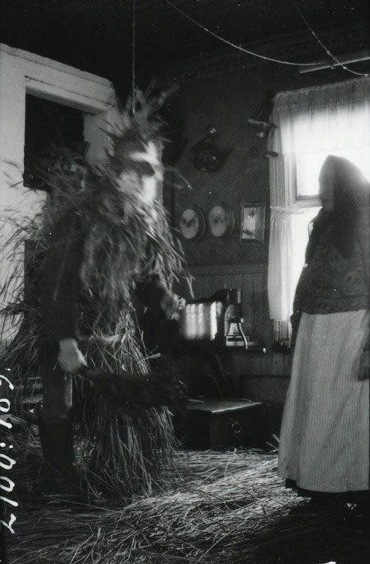 Olkiin sonnustautunut nuuttiparoni miekkoineen Iitin Myllylän kylästä vuodelta 1926. Kuva: Museovirasto. Kuvaaja: Aino Oksanen.