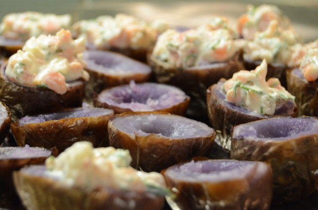 Uuniperunakupit kylmäsavulohitäytteellä