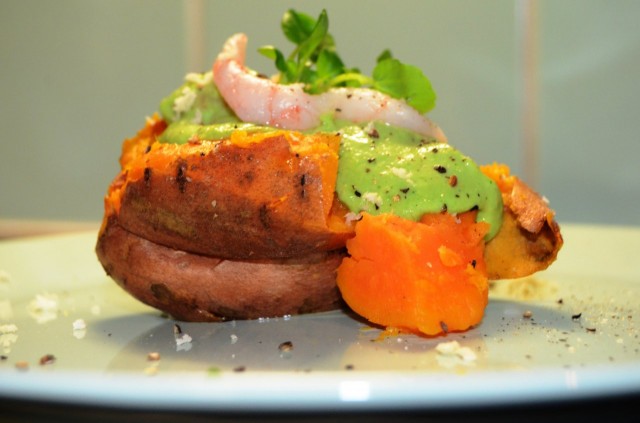 Uunibataatti & avocado-herne-katkaraputäyte