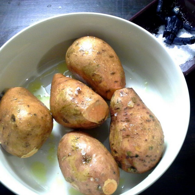 Bataatit valmiina uuniin