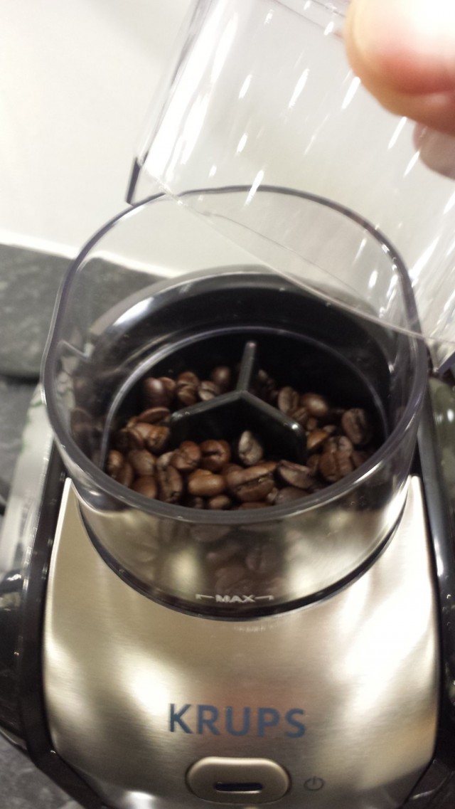 Kahvipavut laitetaan kahvimyllyyn, jossa pavut jauhetaan hienoksi tai karkeaksi kahvijauheeksi.