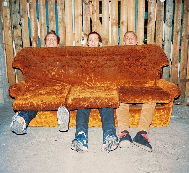 Loost Koos -räppibändi kutsuu sohvalle. Väiski keskellä.