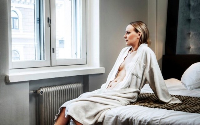 Nina Ignatiuksen vatsassa on kaksi arpea. Ylempi syntyi pernanpoistoleikkauksessa ja alempi hätäsektiossa, joka johdatti Ignatiuksen yrittäjän uralle. Kuva: Jussi Ratilainen