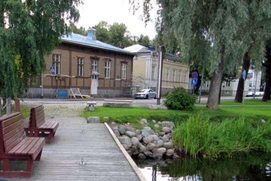 Eino Leinon koulukortteeritalo Hämeen linnan puiston reunassa