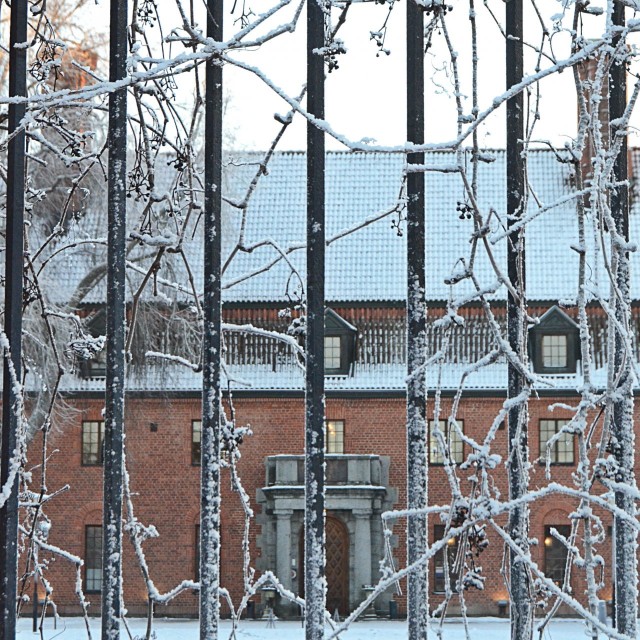 Porttien takana lymyilee 90-vuotias Vanajanlinna.