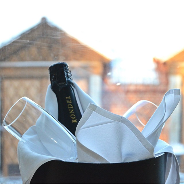 Ulkoilun jälkeen poksahti skumppa.