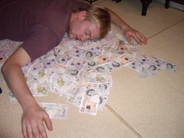 Raha ei häviä vaan se etsii paikkaansa: patjan täytteenä, tilillä, kiinteistöissä vai startupeissa. Kuva: Flickr CC SA by Oli R