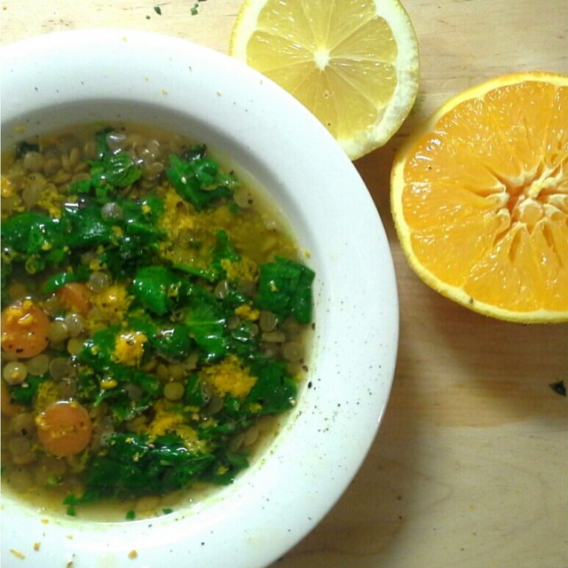 Sitruunainen pinaatti-linssikeitto