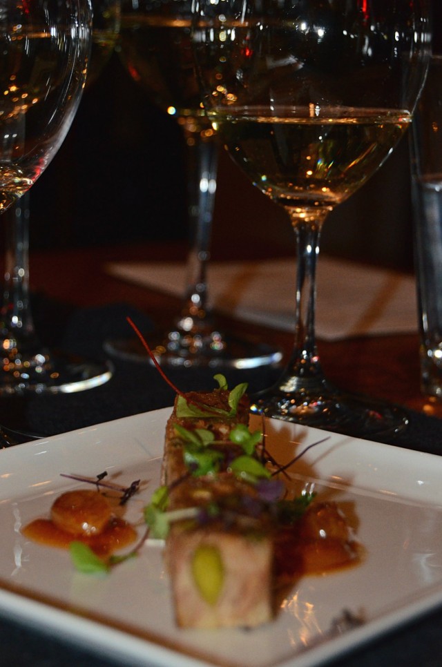 Alkuruoaksi broilerinkoipiterriiniä ja rusinahilloketta. Niin, ja viiniä.