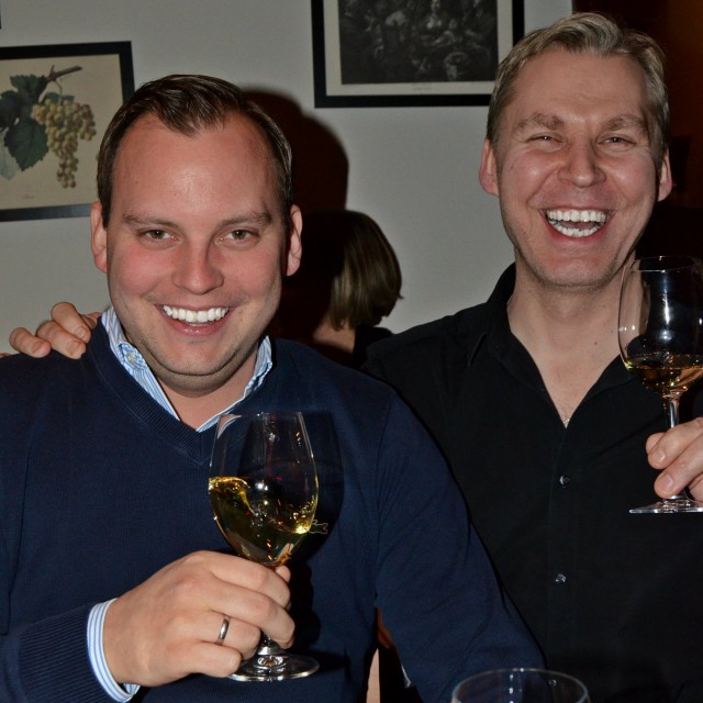 Hymy herkässä. Kuvassa vasemalla itse viinitekijä Victor Diel, kainalossaan Groteskin, mitä mahtavin Paul.