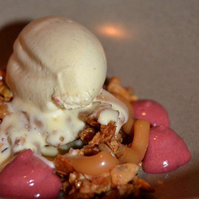 Vadelmagranola ja vaniljajäätelö viimeistelivät täydellisen menun.