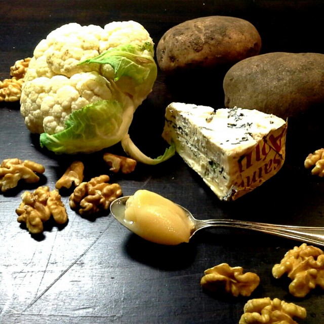 Päivän keittoainekset: kukkakaali, homejuusto ja saksanpähkinät