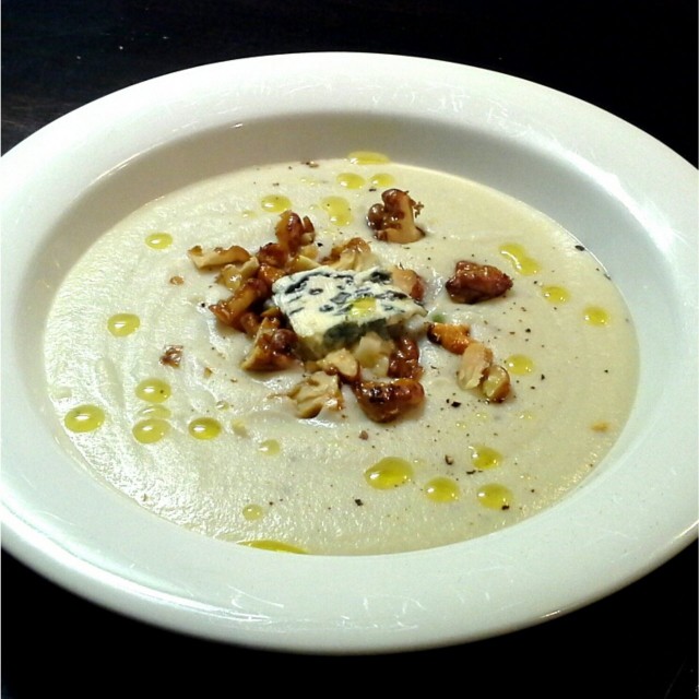 Hunajalla karamellisoidut pähkinät ovat huippukaveri kukkakaali-homejuustokeitolle