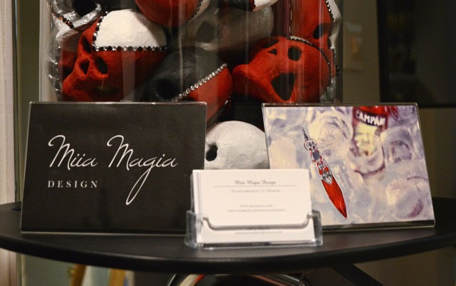 Kekkereihin Miia oli taiteillut pääkalloja, erään kalenterin kuvan mukaan. Oikealla kuvassa upea, Camparille suunniteltu koru.