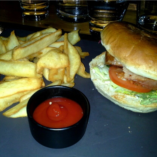 Grillssonin BBQ-glaseerattu Ylikypsä possuburgeri.