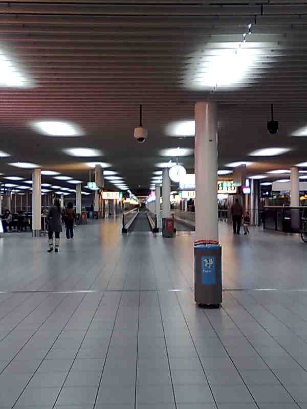 Schipholin lentokenttä, jolla jouduin viettämään yön lumimyrskyn vuoksi