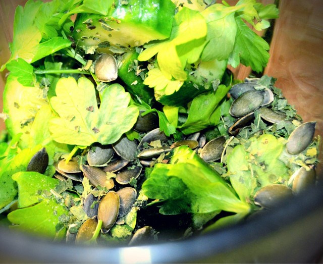 Aineet sekaisin ja surrur sanoi blenderi kun juoman valmisti.