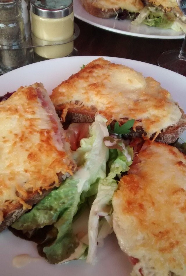 Esimerkillinen croque-monsieur.