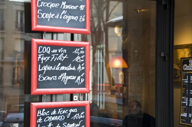 Aidon paikan tunnistaa liitutaululle kirjoitetusta menusta.