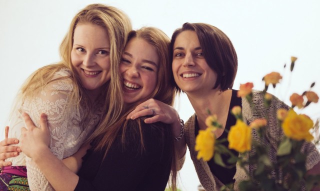 Ravintolapäivän tunnelmaa, keskellä Maria, oikealla Inka ja vasemmalla Marian ystävä Tuuli.