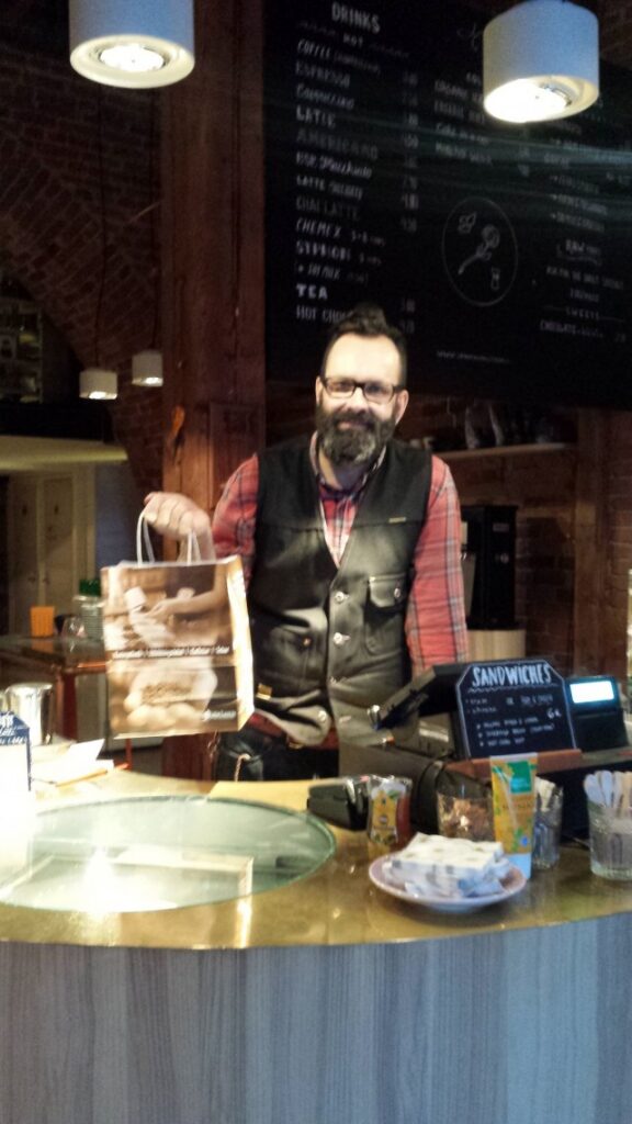 Barista Pasi Kokko neuvoi minua papujen valinnassa ja keitti herkulliset sumpit.