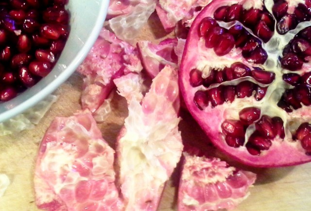 Granaattiomena on työläs kuoria, mutta vaivan väärti.