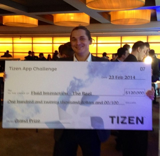 Fluid Interaction Oy:n Kalle Määttä onnellisena 120.000 dollarin palkintoshekki kädessään.