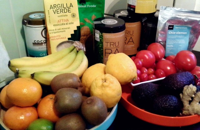 Pöytä notkuu terveellistä herkkua