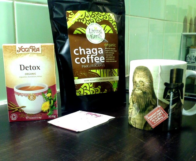 Testissä vanha tuttu Yogi Tea ja uusi ystävä Pakurikahvi