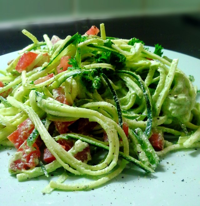 Kesäkurpitsaspagetti cashewkermalla