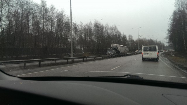 Ihailkaa mun tuulilasin säröä ! Kaikki kuvat on muuten tänään kuvaillut tänne assistentti Miika, propsit hälle!