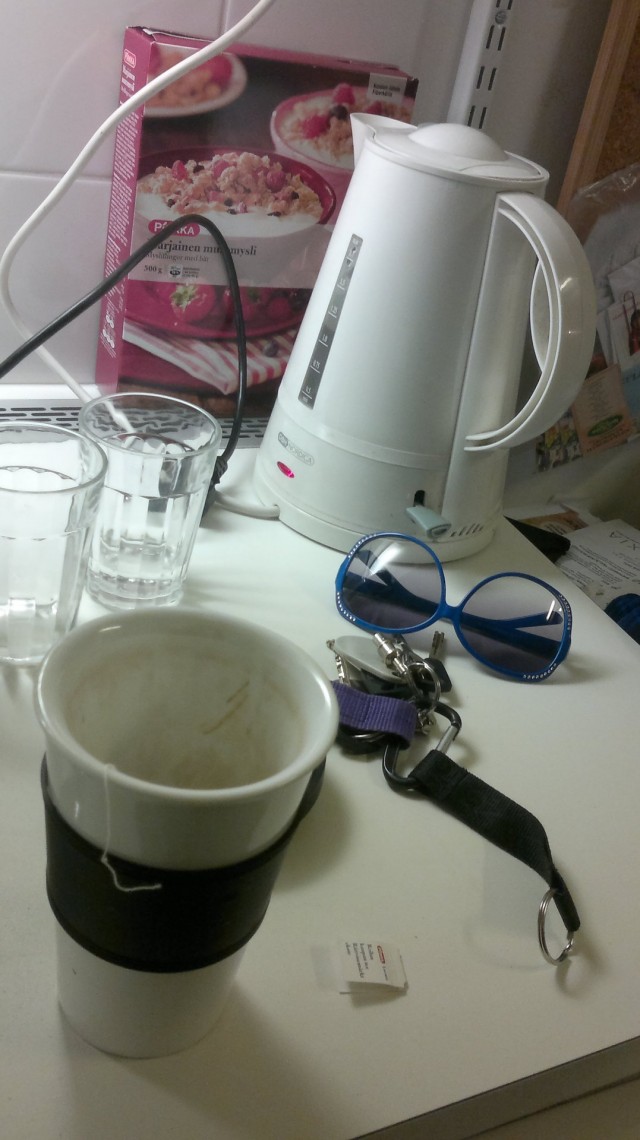 Ilman teetä ei vaan taas mikään luonnistu, eli löpöä koneeseen.