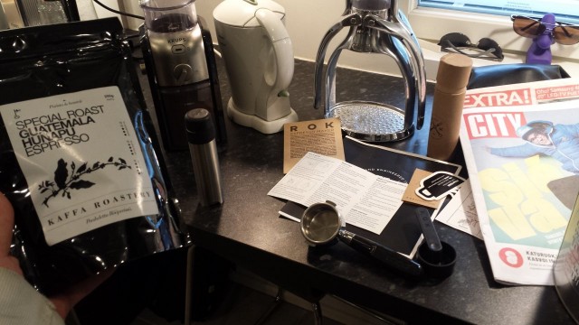 Latten valmistuksessa tarvitaan aika monta härveliä. Papuja, kuumaa vettä, espressolaite tai mutteripannu, maidon lämmityslaite sekä vaahdotin.