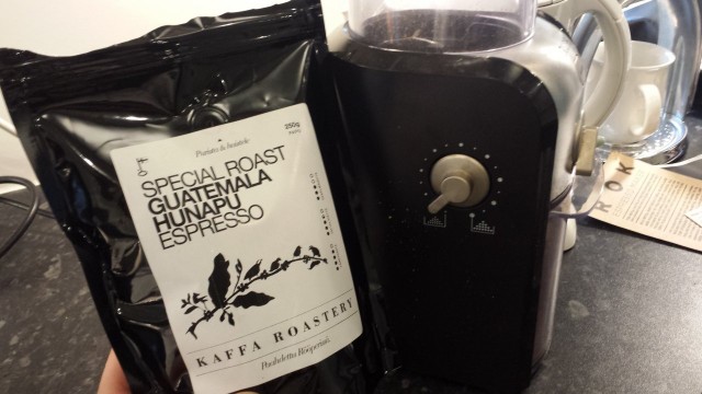 Espressokahvi jauhetaan oikein hienoksi. Vedin kahvinjauhimeni hienoimmalle asennolle. Vasemmalla on hieno jauhatus, oikealla karkea jauhatus. Espresso = hieno jauhatus.