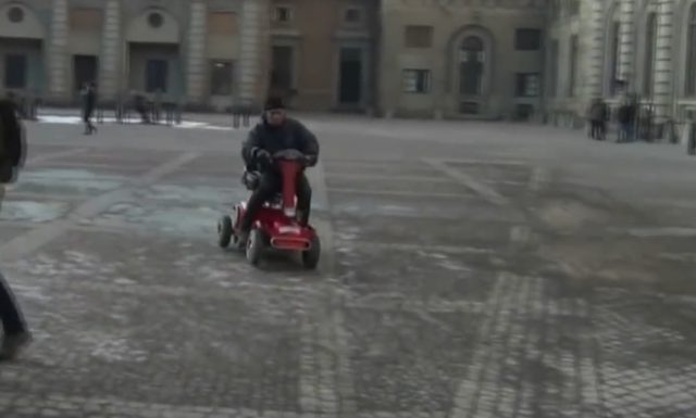 Hurjasteleva eläkeläinen tukholman liikenteessä sai poliisit kannoilleen. Eläkeläisliiga.