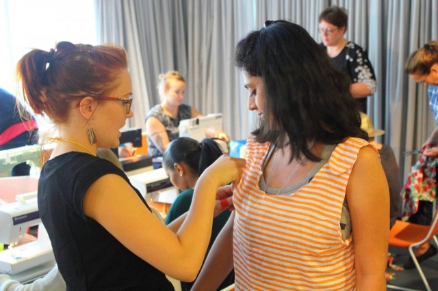 Ompelua ohjaa Suomun Ompelukerho. Kuva: Jaakko Blomberg/Yhteismaa