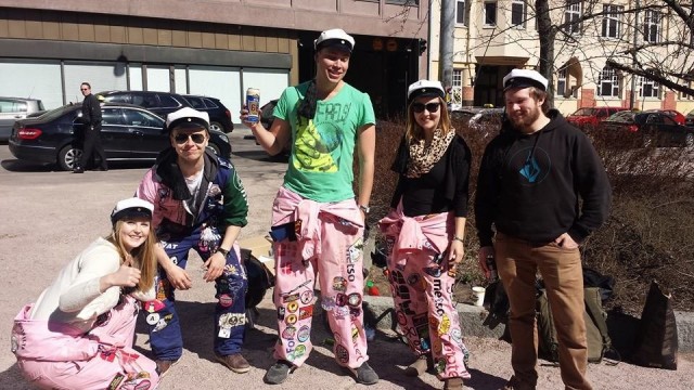 Vappu on tullut kaupunkikuvaan. Stadissa grillailleet ja chillailleet opiskelijat halusivat wappukuvaan.